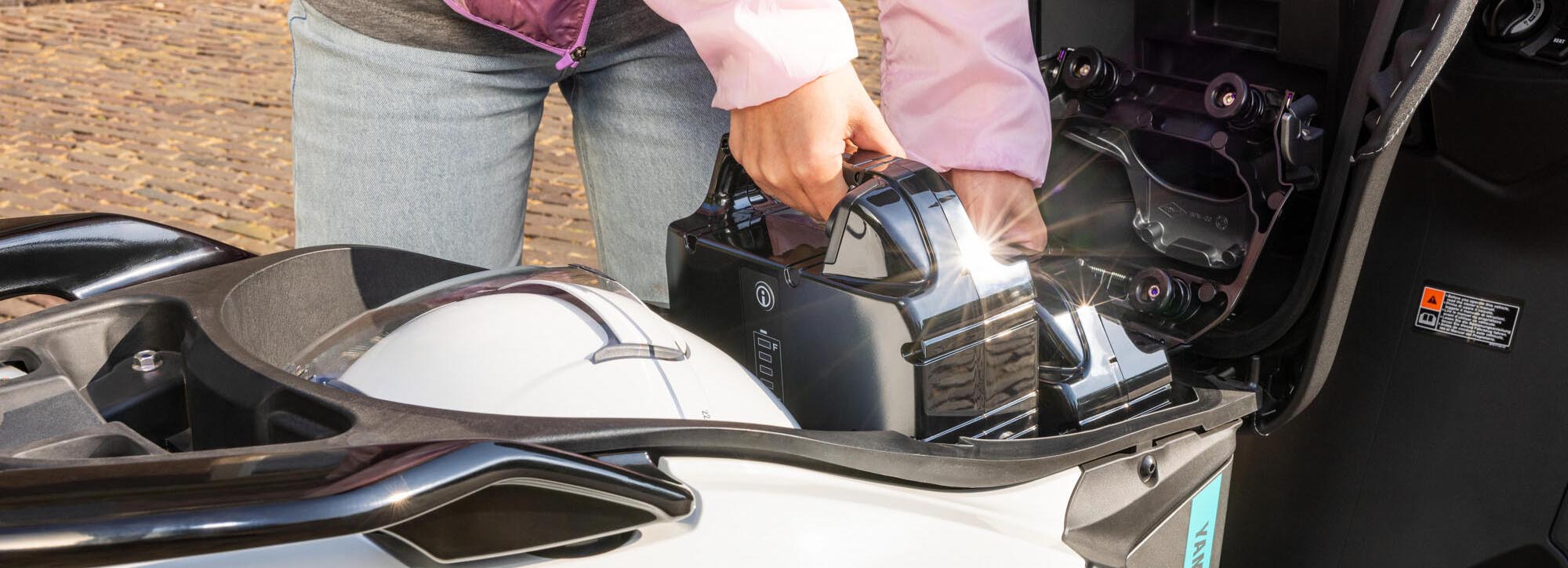 Yamaha NEO's Dual Battery